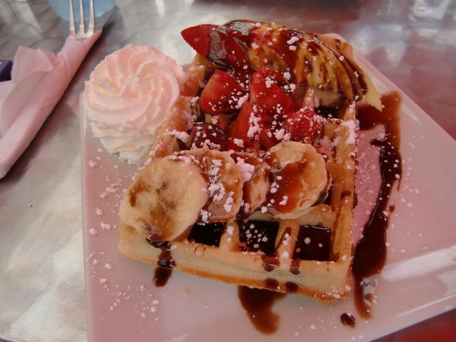 サン・ミッシェル大聖堂近くのカフェで、ベルギー名物のワッフルをいただきました。<br /><br />チョコレート、生クリーム、イチゴ、バナナ、・・・<br /><br />あまりの美味しさに喜んでいると、隣の席でコーヒーを飲んでいたマダムが<br />「そんなに美味しいの？　それじゃ、私もいただくわ！」<br />と言って、店員さんにワッフルを追加注文していました。