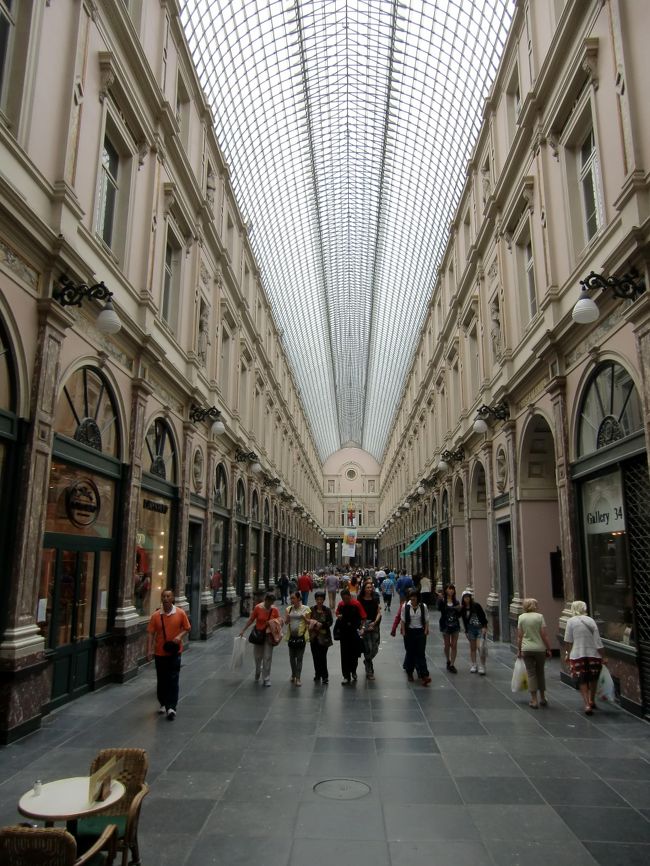 ギャルリー・サンチュベールへ。<br /><br />1847年に造られたアールヌーヴォー建築のアーケード。<br />カフェ、アンティークショップ、チョコレート店などが並んでいます。