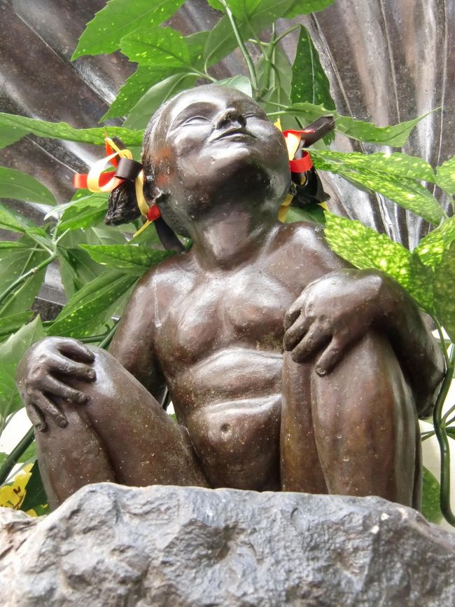 ブリュッセル名所と言えば「○○小僧」を連想する方が多いはず。<br /><br />あまり知られていませんが「少女」もいるんです。<br /><br />（女の子なので、大事なところは見えない写真をチョイスしておきます）<br /><br />