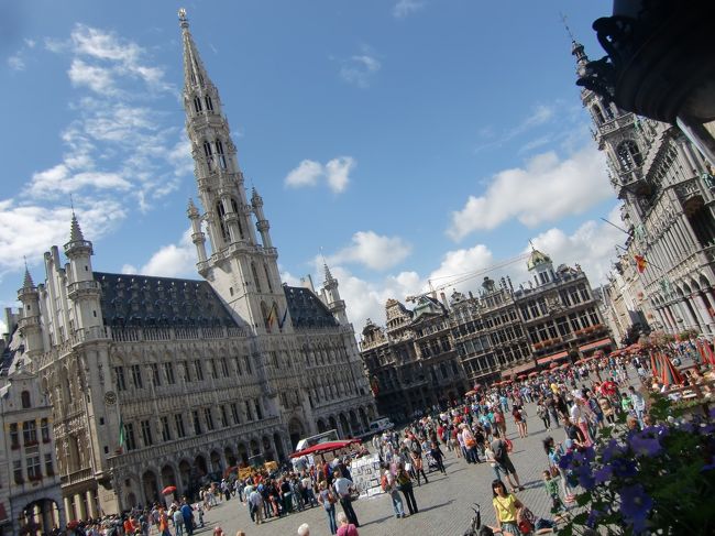 「レ・ミゼラブル」の作者として有名な文豪、ヴィクトル・ユーゴーが、世界で最も美しい広場と称賛した「グラン・プラス」。（世界遺産）<br /><br />まさにその言葉通りの、素敵な広場。<br />いい雰囲気です。<br /><br />