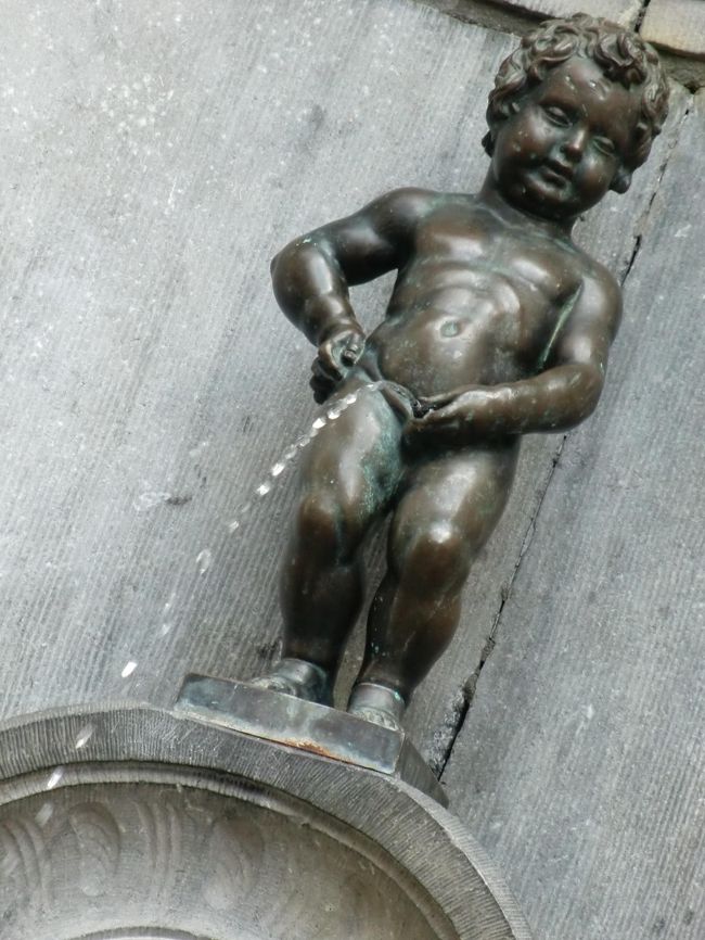 そして、ブリュッセルで一番有名な少年「小便小僧」とようやくご対面。<br /><br />今日も勢い良く放水中（笑）