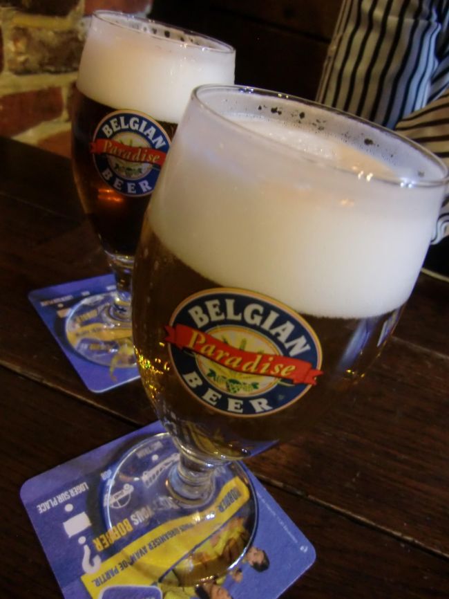 ベルギーと言えばこれも必須ですね。<br /><br />ちょっと休憩に、まだ明るいですが、いただきま〜す。