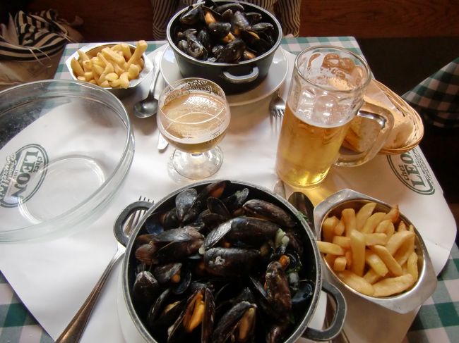 夕食は、ムール貝料理で有名な「シェ・レオン」で。<br />ブリュッセルに来たら一度は立ち寄るべし！<br />とまで言われる名店。<br /><br />大きな鍋に入った蒸したムール貝と、フリッツ（ポテト）と、またまたビール。