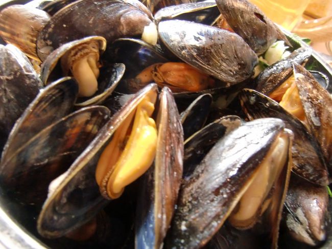 ちょうど旬に突入したばかりのムール貝。<br /><br />ワインで蒸された、プリップリの身。<br />う〜ん、たまらんっ！！！<br /><br />