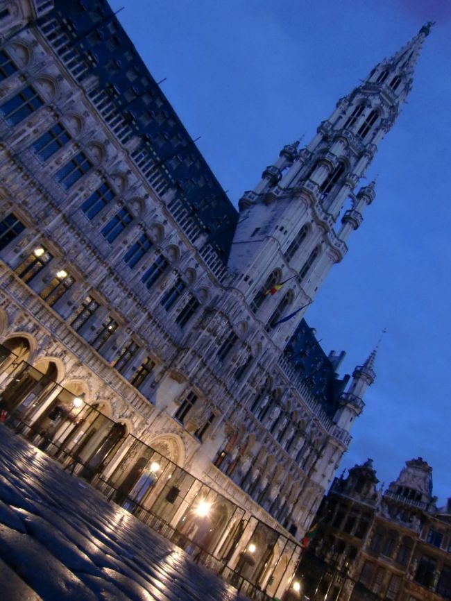 2013/8/12 Mon.<br /><br />早起きして、まだ薄暗く誰もいないグラン・プラスへ。<br />昼間の喧騒とは違い、幻想的な姿をした市庁舎。<br /><br />一度でいいからグラン・プラスを独り占めしてみたかったんです。