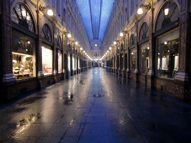 こちらは早朝のギャルリー・サンチュベール。<br /><br />物音ひとつしないアーケード。<br />誰も歩いていない路面に明かりが反射して綺麗でした。