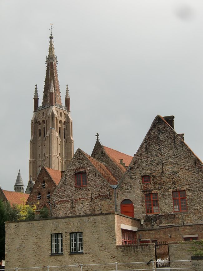 小船に乗って運河巡り。<br /><br />ブルージュは「屋根のない美術館」とも例えられる通り、<br />目に映る景色が、どれも絵画のよう。<br /><br />