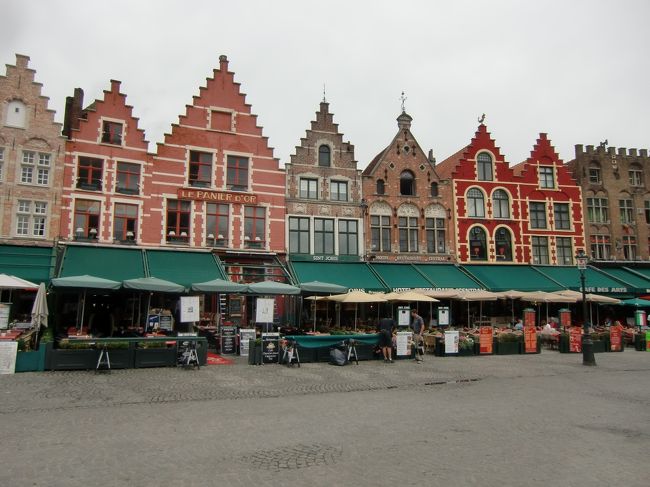 ギザギザ稲妻型の屋根が面白い。