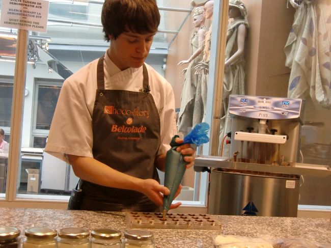 チョコレート作りのデモンストレーションを見学できる施設もあります。<br />（もちろん味見も。）