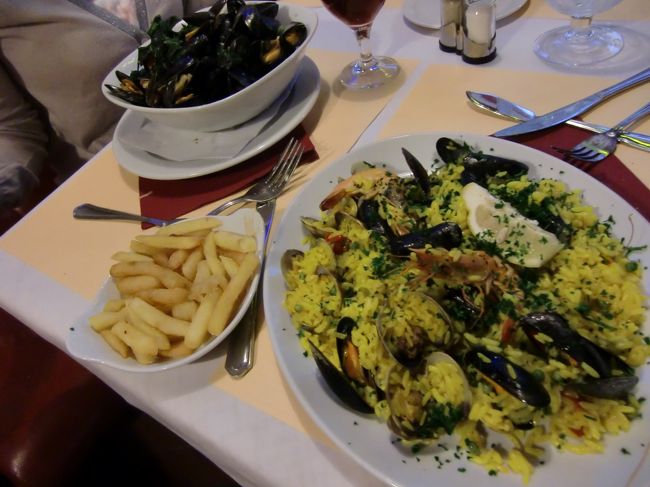 ブリュッセルに戻り夕食。<br /><br />今日はパエリア、そしてまたまたフリッツ（ポテト）にムール貝。<br /><br />どのお店で食べても、美味しい、美味しい。