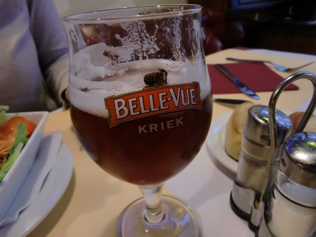 もちろん、ビールも忘れずに。（まだ飲むか！）<br /><br />これは「ベルビュー・クリーク」というビール。<br />チェリーを漬け込み発酵させた色鮮やかなもの。<br />甘くて美味しいビールでした。