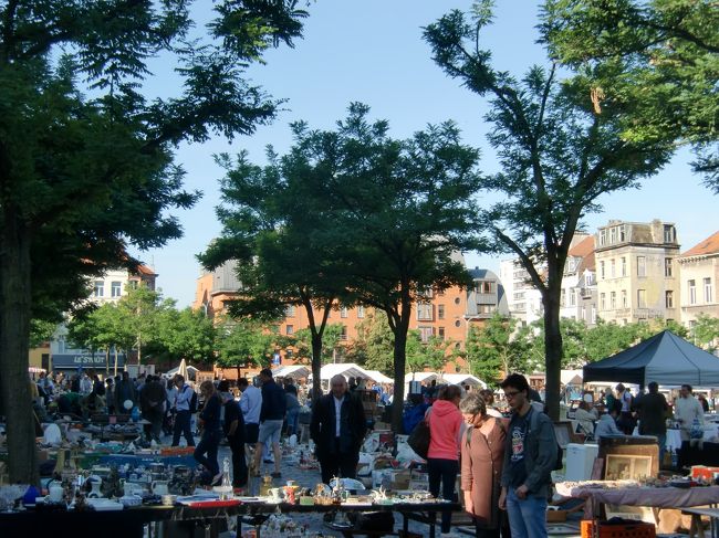 ジュ・ド・バル広場へ。<br /><br />この広場では、毎日のみの市が開かれています。