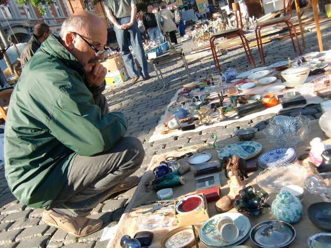 掘り出し物を探す、真剣な眼差し。<br /><br />私も古いブライトリングの腕時計を1本見掛けたのですが、龍頭が壊れていたために買うのをやめました。<br /><br />帰国後、ちょっと気になってるんですが・・・。