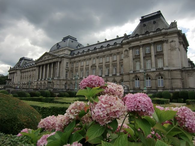 のみの市は見ているだけでも楽しいものです。<br />気付けば、朝から2時間以上も居座ってしまいました。<br /><br />ちょっと時間が押し気味の中、王立美術館を早めのペースで一通り見た後、王宮へやってきました。<br /><br />夏の間は一般公開されています。