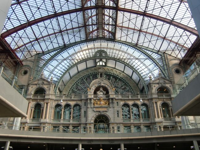 2013/8/14 Wed.<br /><br />ブリュッセルから北へ電車（IC）で約40分。<br />「フランダースの犬」の物語の舞台となったアントワープへやってきました。<br /><br />アントワープ中央駅は大きなドーム式で、その見事な姿にいきなり圧倒されます。