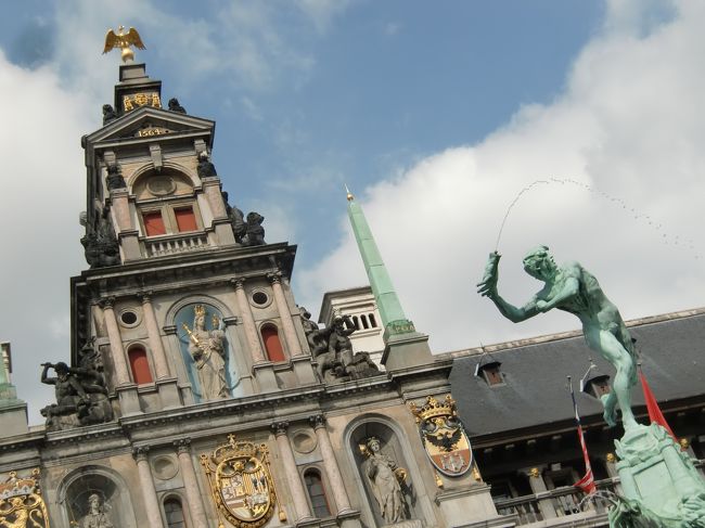 アントワープの街の名の由来でもある、<br />「手（ant）」を「投げた（werpen）」という伝説の像が、市庁舎前の噴水になっています。