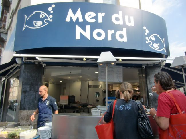 ブリュッセルに戻り夕食。<br /><br />お魚屋さんが経営している立ち飲み屋<br />「メール・デュ・ノール」で、地元民と一緒にちょいと一杯。