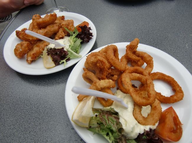 白ワインと一緒に、イカリングとタラの揚げ物をいただきました。<br /><br />これもまた美味しい。<br /><br />美食大国と言われるベルギー。<br />ちゃんとしたお店から小さな屋台まで、どの店で食べても、何を食べても、本当に美味しかったです。