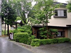 先日きのくにやに立ち寄り芦之湯の良さを知ったので、この日は山形屋に立ち寄ろうと車を走らせた。

山形屋到着

ところが扉には鍵が掛かっているし、今日の営業は終了的な雰囲気満載。
諦め切れずに暫く様子を見たが、人の出入も無く、仕方なく山形屋を後にした。
次回は絶対リベンジだ。