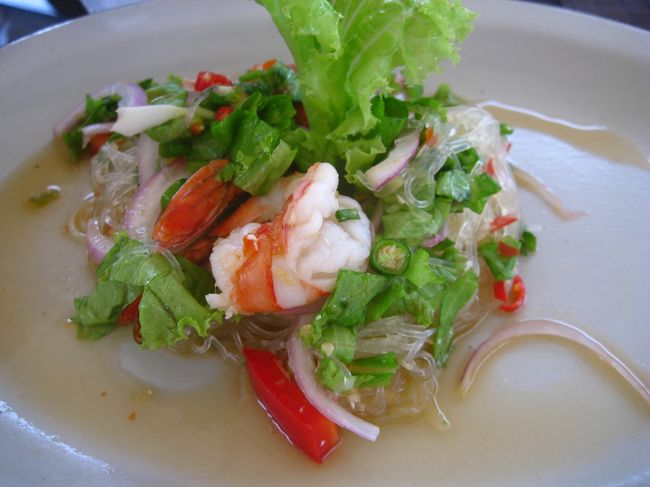 クラビ2日目の昼食はホテルのプールバーで。<br />写真はヤムウンセン。盛り付けも味もさすが五つ星。<br />しかし、大食いの私には物足りない量…。