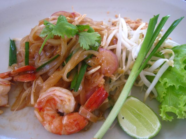 そして同じくパッタイ。大きな白い皿にちょんもり。<br />美味しい盛り付けだけど大食らいの私には物足りない！