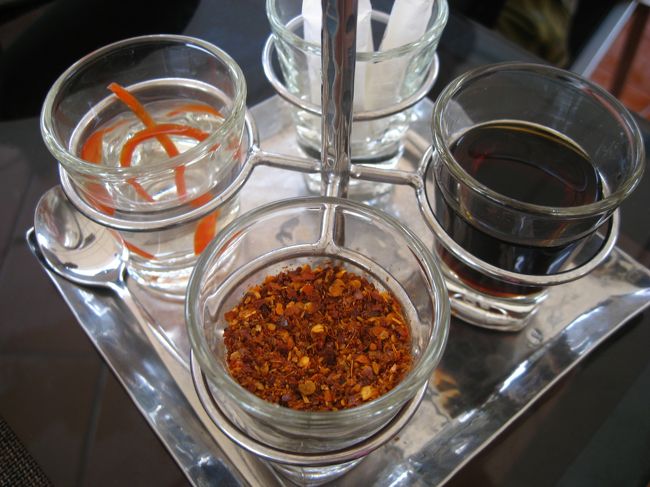 ホテルだと調味料セットもこんなオシャレに。<br />左のお酢の中に生唐辛子のスライスが入っているものは<br />唐辛子の量が少なくお上品すぎる。