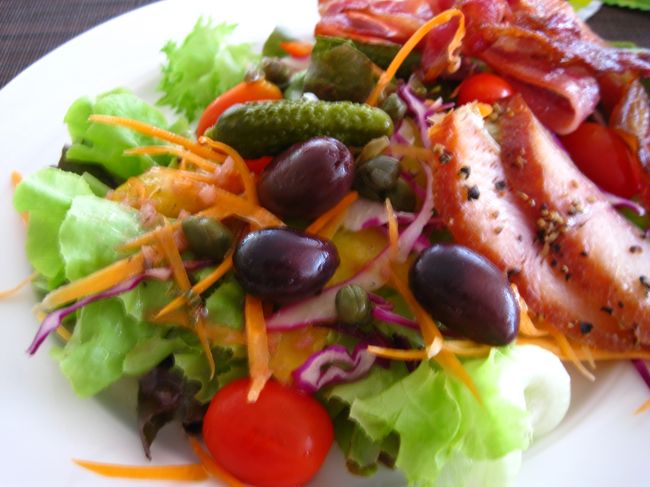 2日目の朝食。これがホテル宿泊のいちばんの楽しみ。<br /><br />まずはサラダ盛り。葉物2〜3種類、ハム、オリーブ、トマト等。<br />麺、お粥、パン、野菜、フルーツ、フレッシュフルーツジュース、シリアル等々、いろんなものがあって飽きませんでした。<br />