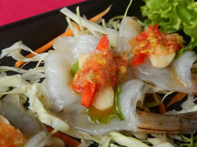 ひと遊びした後はいつものSabai ba barで昼食。<br /><br />タイ風海老の刺身？のような一品でとても美味しかった。<br />唐辛子、ニンニク、あとは何か分からないがいろいろ入ったソースが<br />絶妙な味だった。<br /><br />もういちど食べたいなぁ。