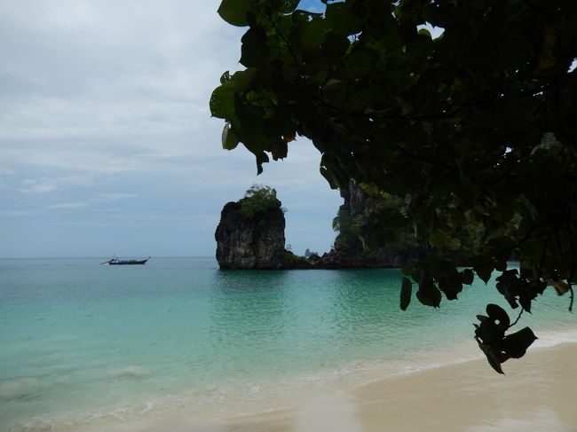 海の上を行くこと約20分ほどでホン島到着。<br /><br />こじんまりした島。<br />雨の後ということもあり少々透明度は落ちるが、乾季ならきっと<br />キレイなんだろうなぁと思わせる海。