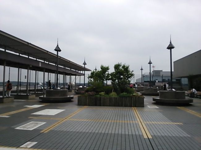 私は久しぶりの成田空港なので展望デッキに出てみました!<br /><br />さっすが夏休みお子ちゃま達が大勢いましたよ〜可愛い〜(^-^/<br /><br />でもとても暑くてすぐ退散致しました〜