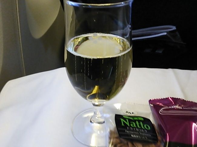 白ワインをいただきました<br /><br />[カリフォルニア] ハーン・ワイナリー　シャルドネ 2010<br /><br />冷涼なカリフォルニア・モントレーでゆっくりと成長するシャルドネから造られた華やかな果実の香り溢れる程よい凝縮感のある白ワインです。Hahn はドイツ語で "雄鶏" の意ですという説明がありました〜<br />さっぱりとして飲みやすいワインでした〜