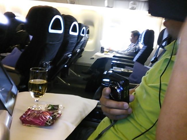 機内では洋画を２本見れました〜<br /><br />タイムとあとは題名を忘れてしまいましたが、面白かったです!