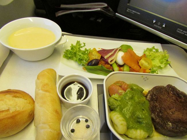 コンテンポラリーフレンチ<br /><br />東京六本木 “Edition Koji Shimomura” 下村浩司さん監修による献立です。<br />下村浩司さんは1967年茨城県生まれ。22歳で渡仏し、「ラ・コート・ドール」「トロワグロ」などの三ツ星レストランを中心に8年間研鑽を重ね帰国。2007年に東京六本木「エディション・コウジシモムラ」をオープン。ミシュラン二ツ星を獲得するとともに、確固たる技術と知恵をベースに大胆な発想と遊び心を加えたスタイルが食通たちの舌を唸らせ続けている方とのことで・・・こちらはをチョイスしてみました〜(^^<br /><br />【前菜】ラタトゥイユ サーモンマリネと鴨の生ハムサラダ仕立て<br /><br /><br />【メイン ディッシュ】国産牛のステーキ 九条葱で和えた3色のニョッキ <br /><br />464 キロカロリー<br /><br />・バルサミコソース<br /><br />・マチュピチュの天空塩 と 粒生胡椒 それぞれの味をお楽しみください。<br /><br />【スープ】 冷製コーンスープ<br /><br />パ ン 北海道産手作りバター または 炊き立てのご飯<br /><br /><br />デザート<br /><br />サフランとオレンジのプティ・ポ 11種のスパイス風味<br /><br />豆乳とチコリコーヒーのプティ・ポ ショコラとへーゼルナッツのクーリ<br /><br />京都 宝泉堂「しぼり豆 丹波 黒大寿」使用<br /><br />美味しかったです〜