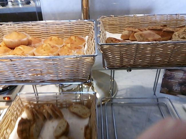 ＴＨＥ　diningへ直行<br /><br />たしかここはウインザーホテルと同じメゾンカイザーのパンがとのことでちよっといただいてみることに<br /><br />メゾンカイザー」天然酵母パン <br />クロワッサン、バケット、チャバタオニオンロング