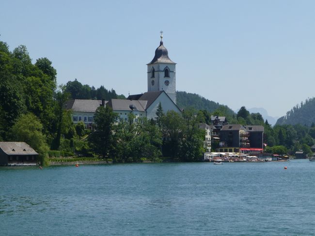 12:48出航<br />予定より10分程度遅れたのでザンクト・ギルゲンからのバスに間に合うか<br />心配。<br /><br />朝行ったザンクト・ヴォルフガング教区教会が湖側から見えます。