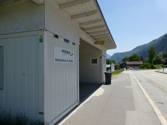 ザンクト・ギルゲンのバス乗り場<br />屋根付きで珍しくトイレも備わっています。<br />13：35発のバスBUS156でモントゼーへ向かいます。<br />モントゼーへはザンクト・ギルゲンからシャフリングガストハウスまで<br />行きバスを乗り換えます。<br />
