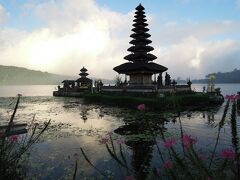 一路、本日の宿のあるブドゥグルへ。
ウヌン・ダヌ・ブラタン寺院です。
湖の上の寺院は、絵になります。