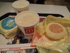 モーニングは毎度の新梅田食道街に行ったけど、まだ朝早く、仕方なく「マクド」で