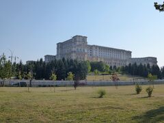 国民の館。
チェウシェスク大統領（当時）が1980年代に造成した巨大な宮殿です。ペンタゴンに次ぐ世界第2位の大きさの建物だそうです。
時間が遅いので内部は見学できませんでした。