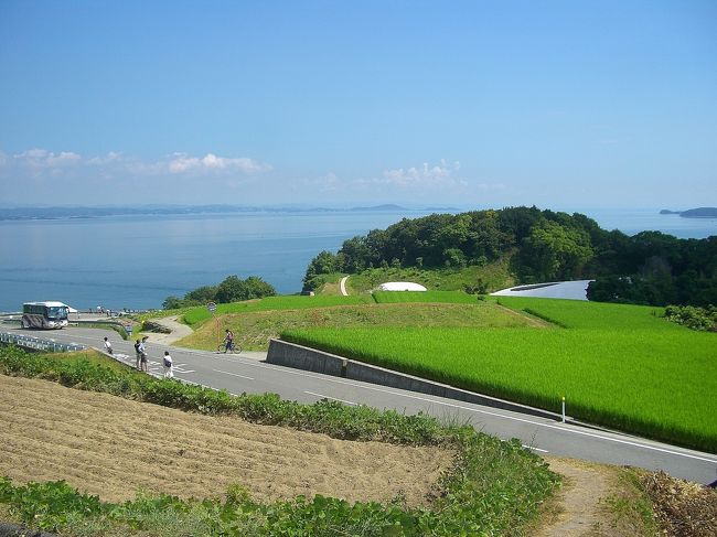瀬戸内海を望む豊島の小高い丘の中腹に立地されている手島美術館付近。周囲には美術館建設を機に地元住民が中心となって再生した棚田が広がり、自然と建築、アートが融和した美しい環境をつくりだしている。