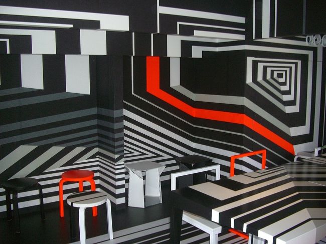 あなたが愛するものは、あなたを泣かせもする（日本フランチャイズバージョン）<br />トビアス・レーベルガー<br /><br /><br />港に面した空家をカフェに改装。迷彩柄やストライプ､水玉などの模様が天井や床､壁､テーブルに施され､店内の空間がまるごと作品となっている｡<br />