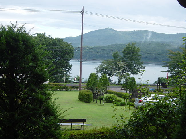 ログハウス窓から見た山中湖