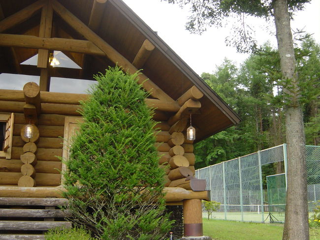 ログハウス入り口、右脇にテニスコートが見える、他にもテニスコートなどあり