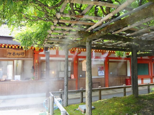 砂ずりの藤。<br />あまりの暑さにミストを出しています。