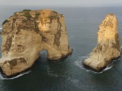 地中海に突き出た「鳩の岩」と呼ばれる二つの巨大な岩。レバノンでは知らない人はいないという有名観光スポットらしい。