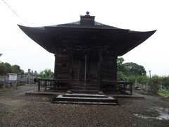 会津薬師寺
清龍寺から2km、車で5分。
入り口に看板があるが、道が細いため入りづらい。境内前に駐車場がある。
境内はやや広い。拝観目安は20分。
御朱印は寺務所にていただいた。御朱印と一緒に自動車不動尊のステッカーも頂戴した。