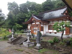 天寧寺
会津薬師寺から11m、車で20分。
駐車場は境内下にあるが4台程度しか停められいない。
境内はあまり広くないが、山を登って近藤勇の墓も参拝すると拝観目安は30分。
御朱印は本堂右の寺務所にていただいた。