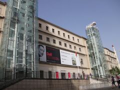 ソフィア王妃芸術センターです。

まだ開館前に到着です。
正面と思われる入口にチケットを求める列が出来ていました。
チケットの列は、このときに開催されている「ダリ展」と思われ、案内の人に聞いてみると・・・「ダリ展」を見ないのなら、裏側の入口から入ると教えてもらいました。