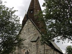 E16を走り、Voss（ヴォス）へと向かう。

ヴォスは、ゾグネ・フィヨルドの起点となる町なので、安い宿もあるかもね♪と安易な期待を抱き、ヴォスの町に到着。
そして、ゴシック建築である石造りのVangskyrkja（ヴォス教会：写真）を見学。

その後、インフォメーションに行き、フリーのPCを借りて本日の宿を検索。
本日の宿、全然空いていない。

さて、どうする？？？
取りあえず、Bergen（ベルゲン）の方に進もうか。
きっと、RVパーク付属のキャビンとか郊外なら空いていると思うよ。