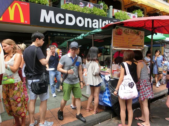 マクドナルドが混んでいるのか。その目の前の屋台が流行っているのか。